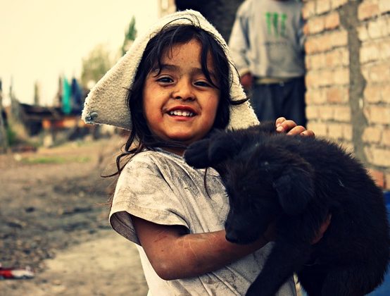 cropped-pobre-muchacha-ninos-perro-sucio_121-62328-2.jpg