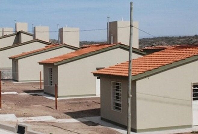 cropped-manos-sosteniendo-casa-papel-amarillo-sobre-superficie-azul-hogar-familiar-vivienda-personas-hogar-seguro-proteccion-hogar-concepto-hipoteca-cuidado-hogar-crianza_49149-1170.jpg
