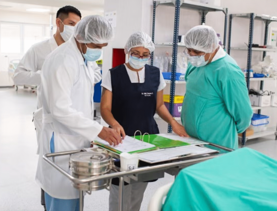 cropped-seguro-medico-familia-estetoscopio-escritorio-madera_11304-1260.jpg
